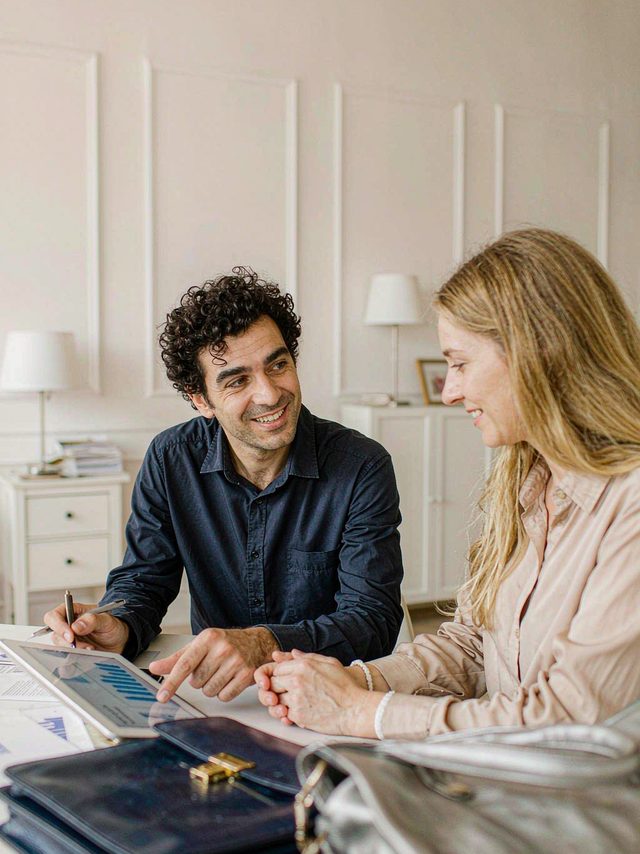 顾问正在人工解读诊断报告